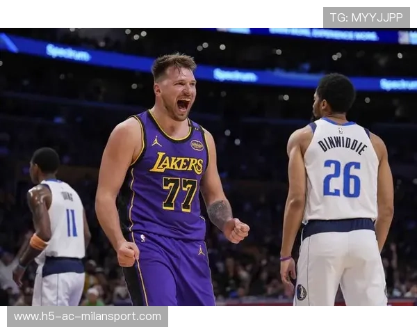 东契奇突破连续制造威胁,独行侠逐渐扩大分差